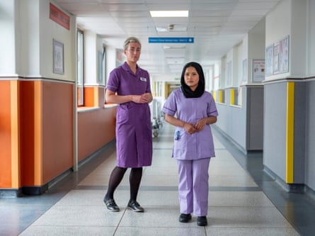 ممرضة الأطفال فيكي مع الممرضة قسمت آرا في جناح الأطفال في مستوصف برادفورد الملكي.