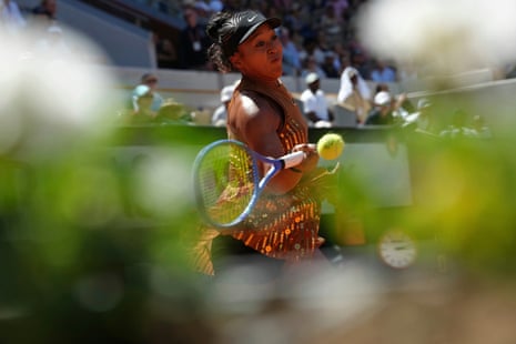 Η Ναόμι Οσάκα κάνει ένα forehand στο δρόμο της για να κερδίσει το πρώτο σετ στον αγώνα της στον πρώτο γύρο με τη Laura Siegemund.