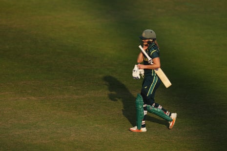 Η Ellyse Perry από την Αυστραλία αποχωρεί από το γήπεδο μετά την απόλυση.