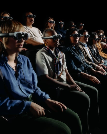 Optically transparent devices … the audience watches Kagami.