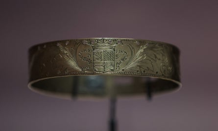 A collar engraved with a coat of arms