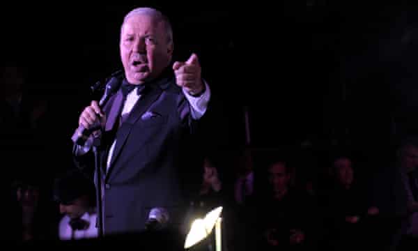 Frank Sinatra Jr se produisant à Beverly Hills, Californie, 2010.