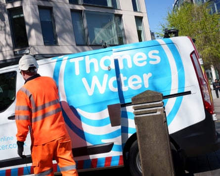 พนักงานของ Thames Water และรถตู้ของเขาใกล้กับมหาวิหารเซนต์พอล
