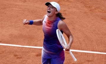 Iga Swiatek roars with delight after winning the French Open final.