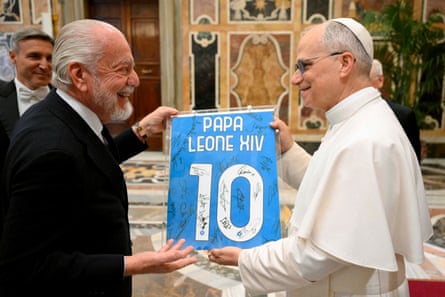 Napoli president Aurelio De Laurentiis presents the pope with a signed shirt