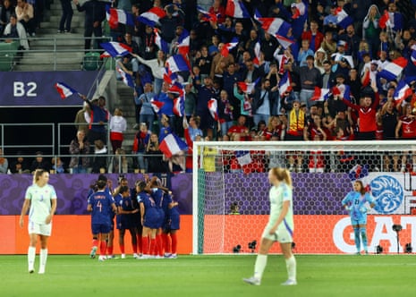 France’s Grace Geyoro celebrates scoring their 4th extremity pinch teammates.