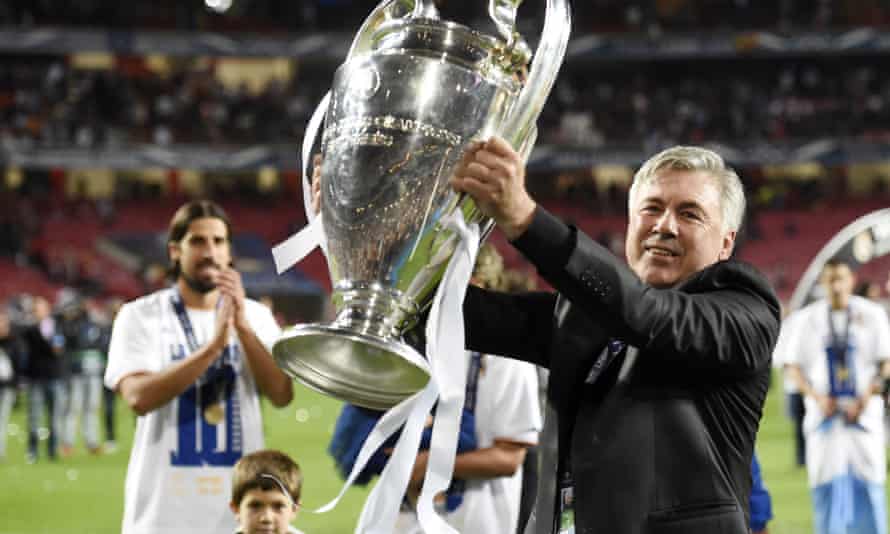 Il manager del Real Madrid, Carlo Ancelotti, alza il trofeo della Champions League 2014.