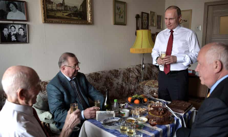 photo de groupe : Vladimir Poutine, Lazar Matveev (l) célébrant son 90e anniversaire aux côtés du PDG de Rostec, Sergei Chemezov (r) et du président de Transneft, Nikolai Tokarev