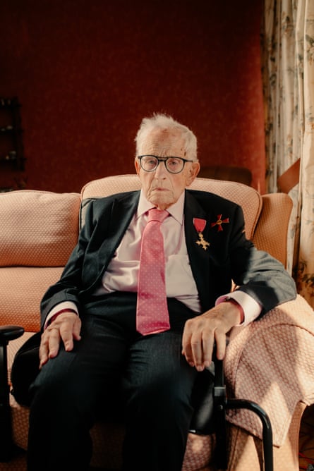 Edgar Feuchtwanger dressed in a suit sitting on his sofa at home in Winchester
