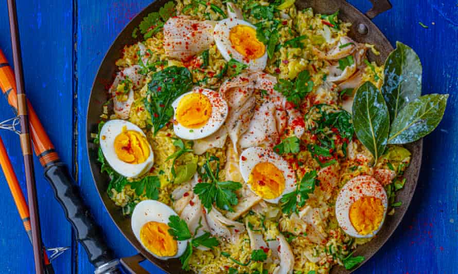 Kedgeree con porri, spinaci, erbe aromatiche e creme fraiche.
