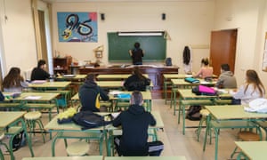 2020 students wearing face masks attend class at the Lopez de Mendoza Institute in Burgos in June.