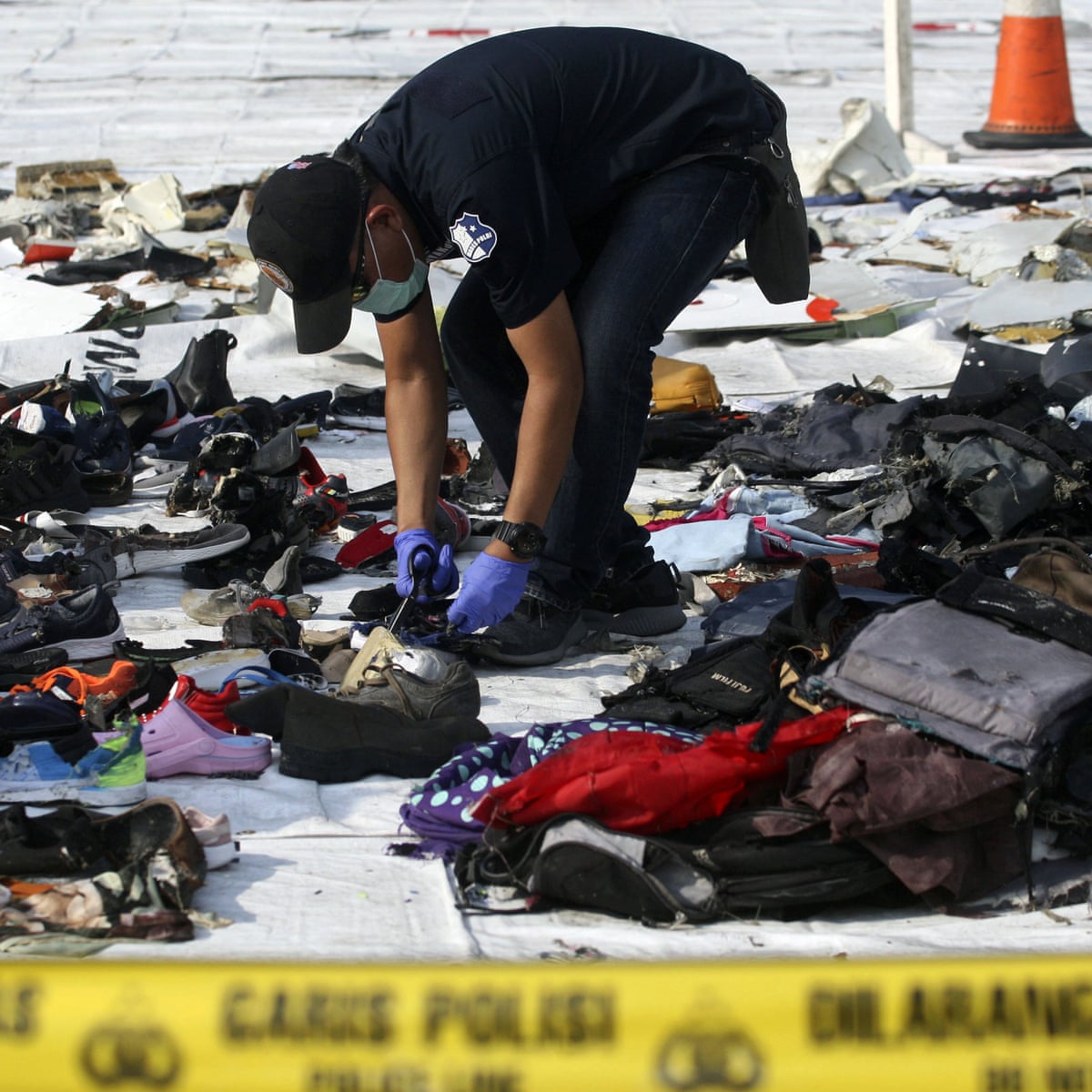 Why Did It Fly Grief Mixes With Anger Over Crashed Lion Air Flight Lion Air Crash The Guardian