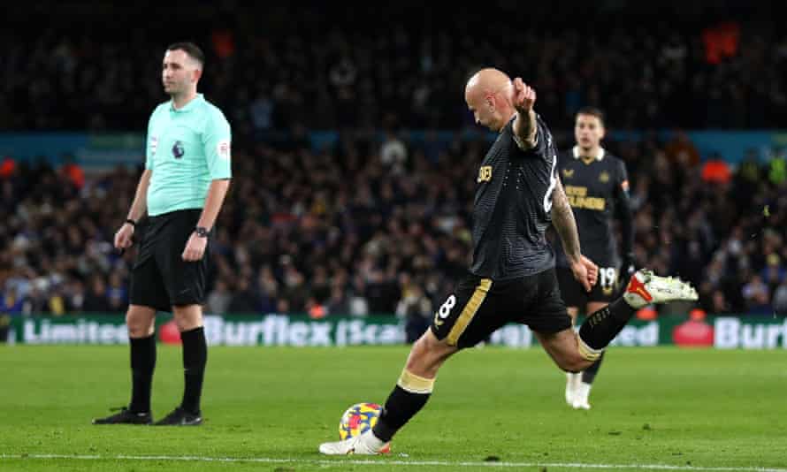 Jonjo Shelvey shoots the winning free throw.