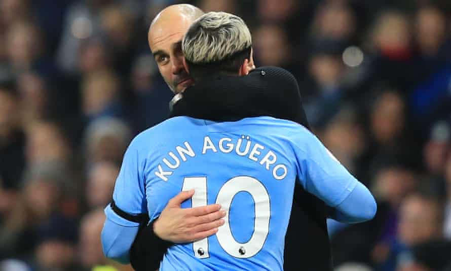 Pep Guardiola embraces Sergio Agüero during Manchester City's match against Sheffield United in 2019