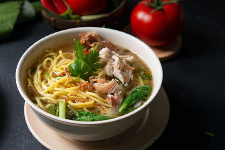 Sopa de pollo con fideos con verduras asiáticas frescas y marinadas.