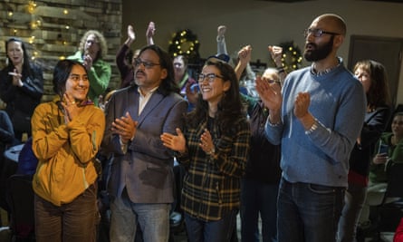 İlk Şey: Virginia Walmart tarafından vurulan kurbanların isimleri açıklandı | ABD haberleri 2 Mary Peltola (sağdan ikinci), ailesi ve destekçileri Anchorage, Alaska ile Çarşamba günü dereceli seçim tablolarının duyurulmasını kutluyor.