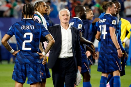 Didier Deschamps pinch his players.