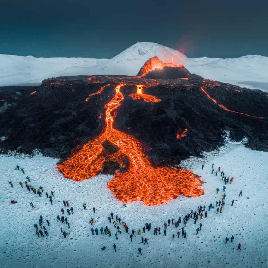 Turistas en un volcán en Islandia