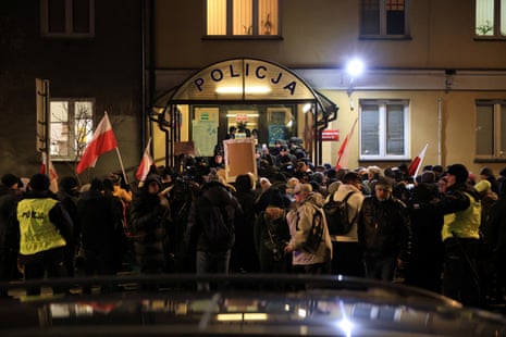 Protestocular, eski içişleri bakanı Mariusz Kaminski ve Hukuk ve Adalet Partisi'nden yardımcısı Maciej Wasik'i desteklemek için iki siyasetçinin Varşova'da gözaltına alındığı polis karakolunun önünde toplandı.