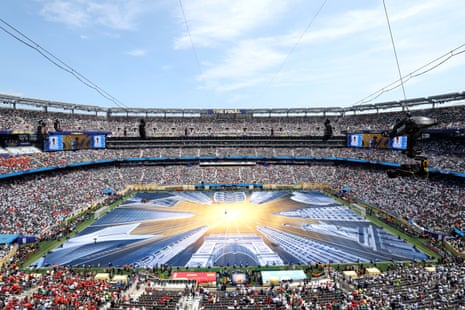 The world’s most famous tarp in action