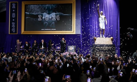 Lakers unveil 19ft statue of Kobe Bryant – video