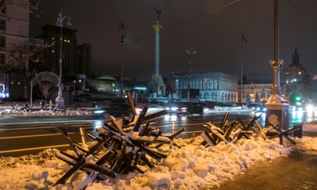 Ночной снимок сварного металлического барьера, стоящего в снегу