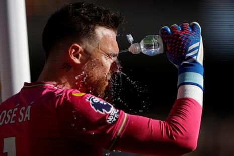 José Sá squeezes a water bottle over his face