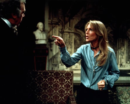 Joanna Pettet pointing finger in the TV thriller A Midsummer Nightmare