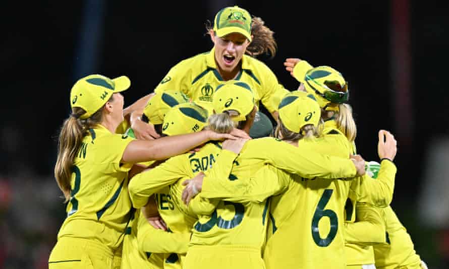 Australia celebrate winning the 2022 ICC Women’s Cricket World Cup final.