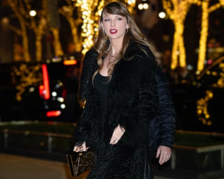 Taylor Swift wearing a fluffy black coat