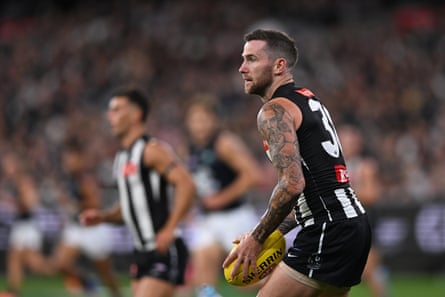 Jeremy Howe prepares to kick the ball for Collingwood