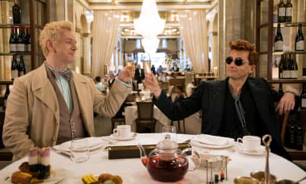Michael Sheen, balra, mint Aziraphale és David Tennant mint Crowley a Good Omensben.