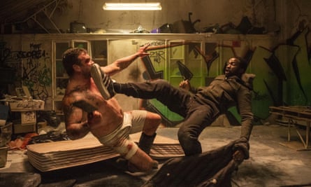 Ṣọpẹ́ Dìrísù and another actor having a very physical fight in Gangs of London