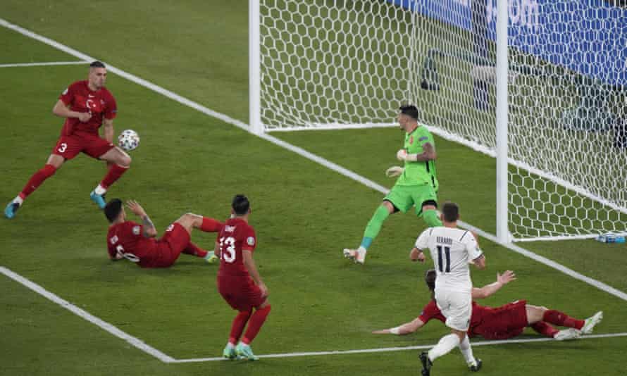 Marie Demirel de Turquía marcó su propio gol contra Italia