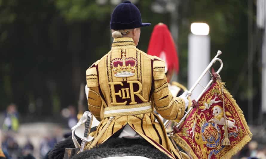 Żołnierz paraduje podczas konkursu Platynowego Jubileuszu przed Pałacem Buckingham w Londynie.