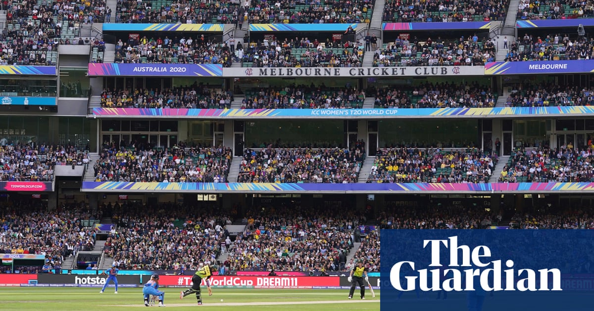 Huge MCG crowd turns up for World T20 final but anger at disgusting TV decision