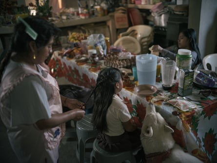 Cristina Bautista braids her granddaughter’s hair at breakfast