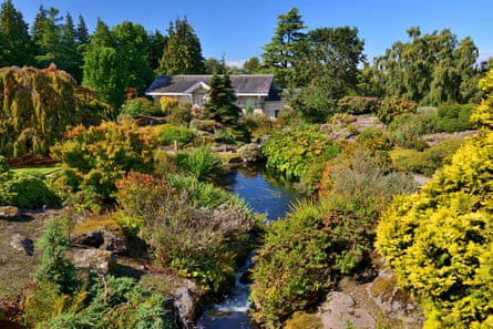Rock garden and pond, Royal Botanic Garden, Edinburgh, Scotland, UKFHMBE8 Rock garden and pond, Royal Botanic Garden, Edinburgh, Scotland, UK