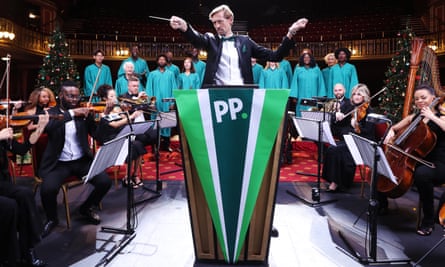 Peter Crouch pada peluncuran Crouchy Conducts the Classics, album Natal Piala Dunia amal yang dirilis oleh bandar taruhan Paddy Power pada tahun 2022.