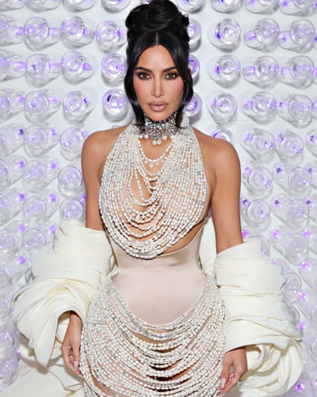 Kim Kardashian rupanya suka menggunakan tan palsu untuk membentuk tubuhnya.
