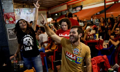 Apoiadores de Lula assistindo ao debate na TV na noite de sexta-feira em um bar em Brasília.