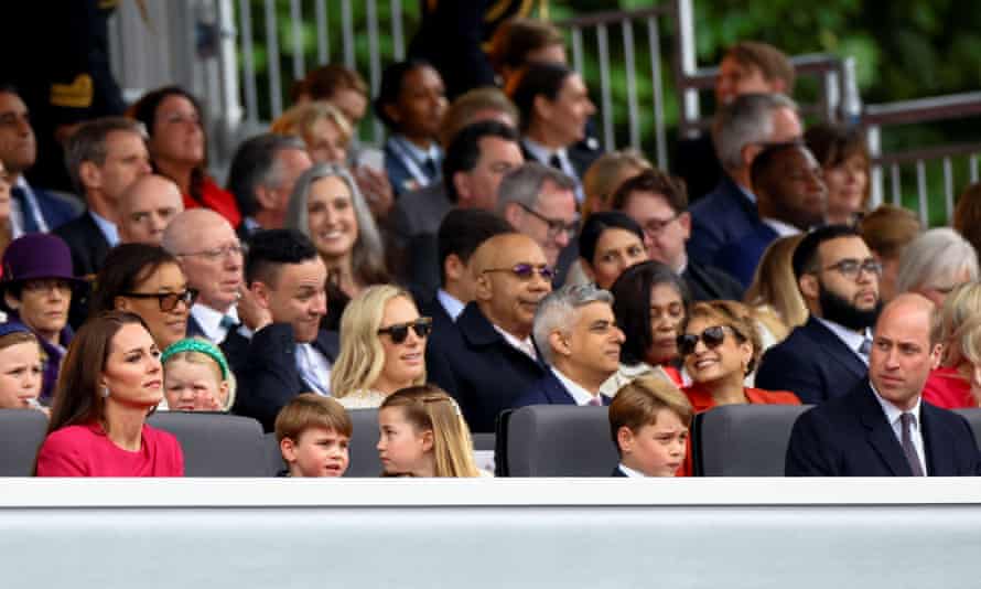 El duque y la duquesa de Cambridge con el príncipe Louis, la princesa Charlotte y el príncipe George.