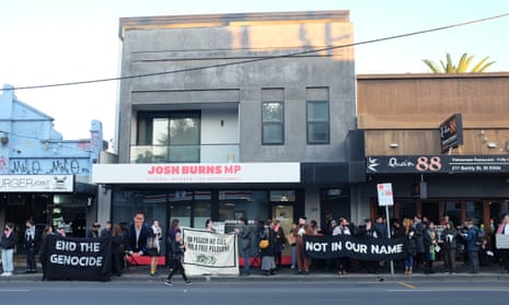 The Loud Jew Collective held a protest at MP Josh Burns’s office today and are calling for a ceasefire.