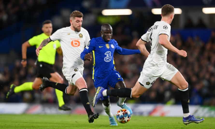 Chelsea’s Ngolo Kanté tries to find a way past two Lille players. Conor Gallagher could be a perfect midfield partner for him.