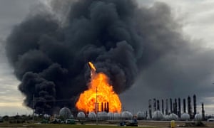 Một tòa tháp xử lý bay trong không khí sau khi phát nổ tại một nhà máy của nhóm TPC ở Port Neches, Texas, vào ngày 27 tháng 11. 
