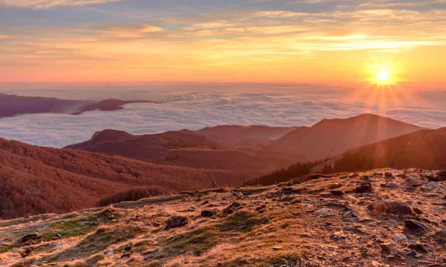 Amanecer en la cumbre de Les Agudes, en el Parque Natural del Montseny, Cataluña, España