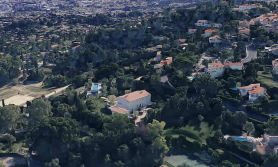 Zobrazenie mapy Google zobrazujúce palác a susednú vilu v Mougins