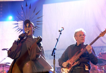 sur scène avec Grace Jones à Wembley en 2004.