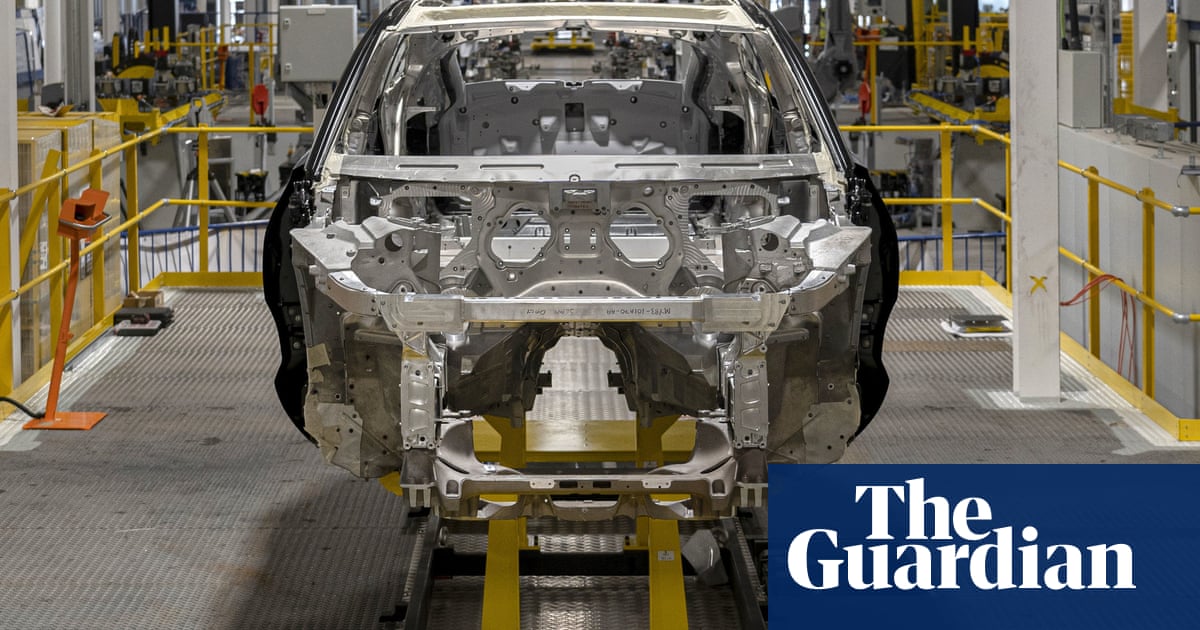 UK business output falls for sixth month in a row amid supply chain crisis
