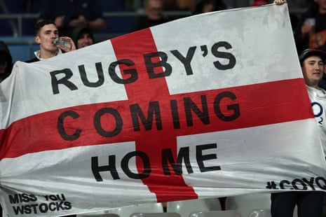 Les supporters anglais encouragent leur équipe depuis les tribunes avant la demi-finale de la Coupe du monde de rugby 2023 entre l'Angleterre et l'Afrique du Sud.